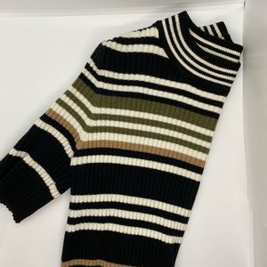 🌸2/$15 item- cropped mock-neck sweater